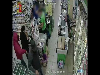 Roma, in due rapinano negozio di animali. In manette