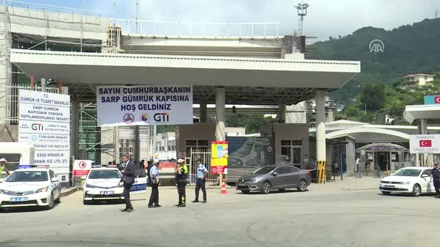 Cumhurbaşkanı Erdoğan, Sarp Sınır Kapısı'nda İncelemelerde Bulundu (2)