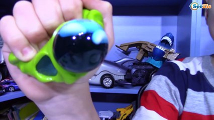 РЕЖЕМ ИГРУШКИ Что внутри Антистресса? Игры с ножницами Видео для детей