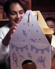 Le rire de son mari décédé résonne dans cette peluche que sa fille lui offre