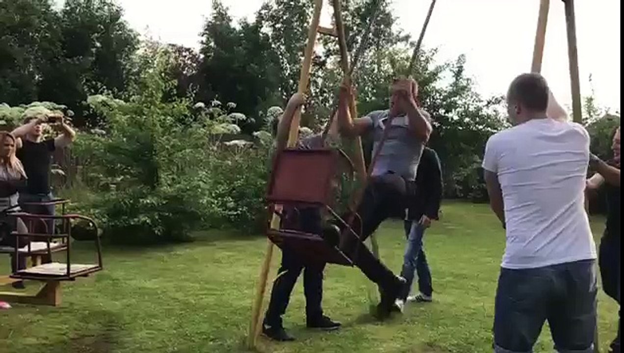 Ces deux tours complets de balançoire, c'était une mauvaise idée !