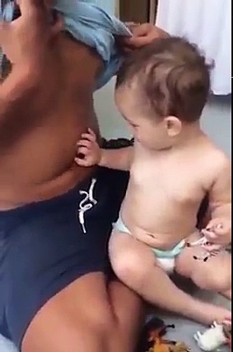 Un père et son fils nous montre leur maîtrise de la danse du ventre