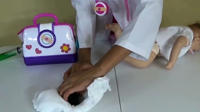 Doc McStuffins FARTING BABY POOPS Tummy Ache Checkup DR. GIVES NEEDLE Toys To See Fun Vide