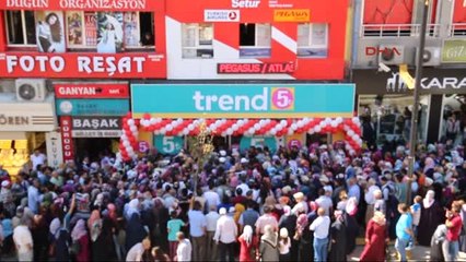 Sivas Mağazada 'Ne Alırsan 5 Lira' İzdihamı