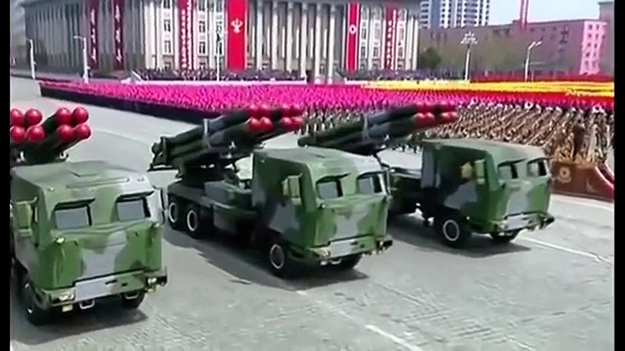 COREA DEL NORTE MUESTRA MÚSCULOS EN UN DESFILE MILITAR SORPRENDENTE