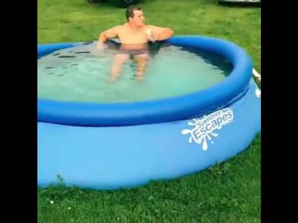 Il saute au dessus de la piscine en moto