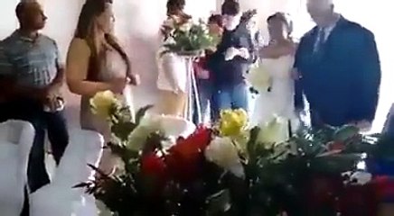 La pire entrée de mariage avec ce trompettiste qui ne sait pas jouer