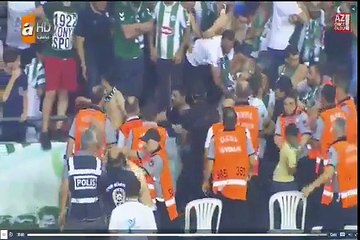 Adepto invade relvado com navalha e Quaresma entrega-a ao árbitro