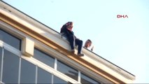 Kahramanmaraş Binanın Çatısında İntihara Kalkışan Kadını, Sağlık Görevlileri Etkisiz Hale Getirdi