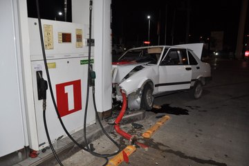 Otomobil Petrol İstasyonuna Daldı: 4 Yaralı