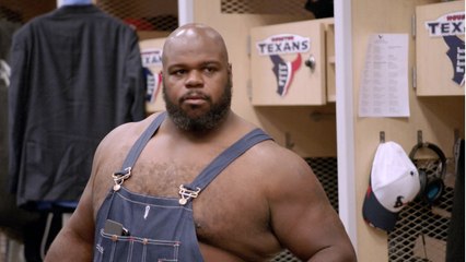 'Hard Knocks': Wilfork in overalls is a big hit