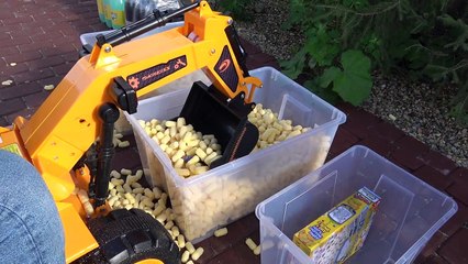 CHALLENGE Кукурузные Палочки vs ТРАКТОР Bad Baby POWER Wheel Ride On Tractor Buldozer!