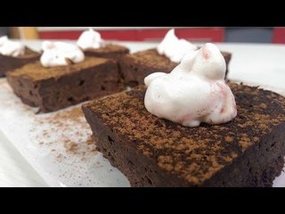 Brownies mexicanos de chocolate y crema batida