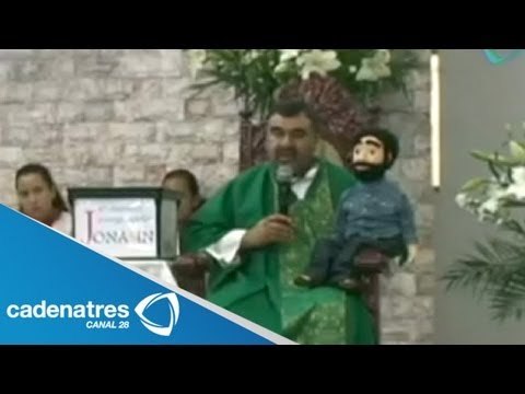 Sacerdote oficia misa en Guanajuato acompañado de muñeco de ventrílocuo