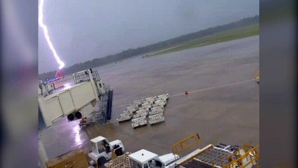 Un rayo le dio de lleno a un trabajador de un aeropuerto de Florida