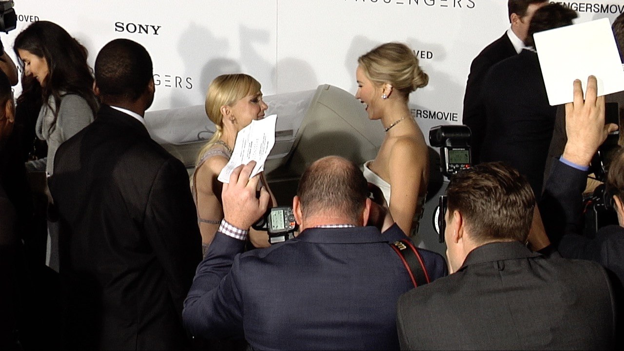 Anna Faris Meets Jennifer Lawrence "Passengers" Premiere