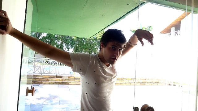 JOGUEI O COLCHÃO DO MEU AMIGO NA PISCINA!! - TROLLANDO MEU AMIGO!! [ REZENDE EVIL ]