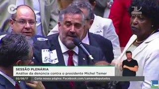 Confusão marca sessão que vota denúncia contra Temer