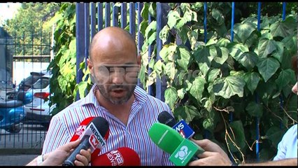 Ora News - Pas skandalit, disa tentuan të heqin byzylykun elektronik