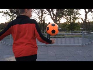 Yentle kan niet voetballen en sem is pro en veel lol