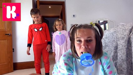 Bad Baby Freak Mummy Мама сошла с ума Крадет конфеты и жвачки Родители стали детьми Kid's pranks vor Katy vs Max video