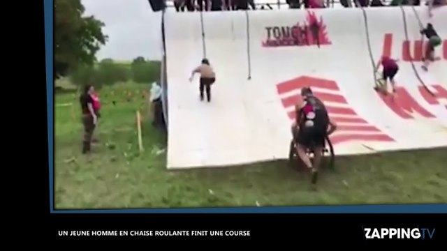 Un homme en chaise roulante termine une course d'obstacles avec l'aide de son père et des autres coureurs, la vidéo poignante