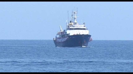 "Nous allons vous surveiller" : le coup de pression d'un bateau d'extrême droite à une ONG