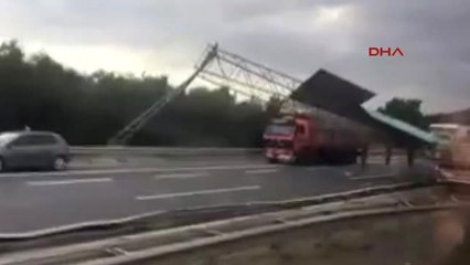 Tem'de Demir Yüklü Tır Devrildi: 1 Ölü