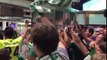 Les supporters du Real Betis chante le nom de Ryad Boudebouz à l'aéroport.