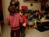Lyam danse avec cousine 27.10.07