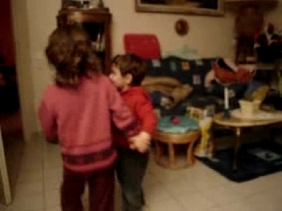 Lyam danse avec cousine 27.10.07