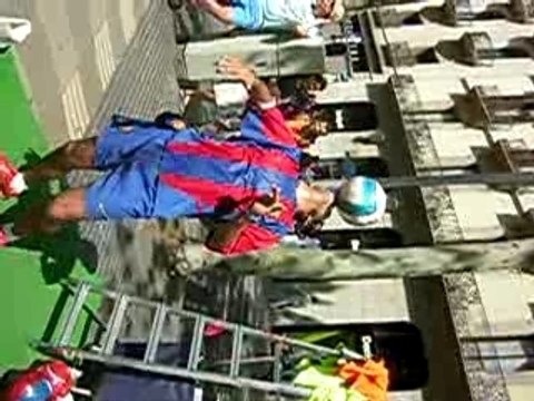 un gars ki sesi fer avk un ballon