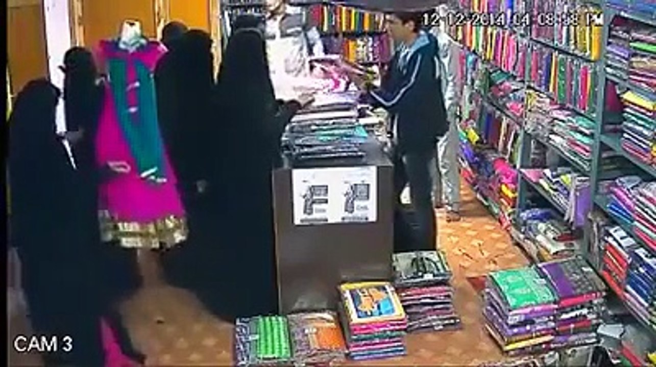 اس ویڈیو میں دیکھیں ان عورتوں نے کس طرح کپڑوں کی دکان میں چوری کی۔  ویڈیو: حسن فاروق۔ لاہور