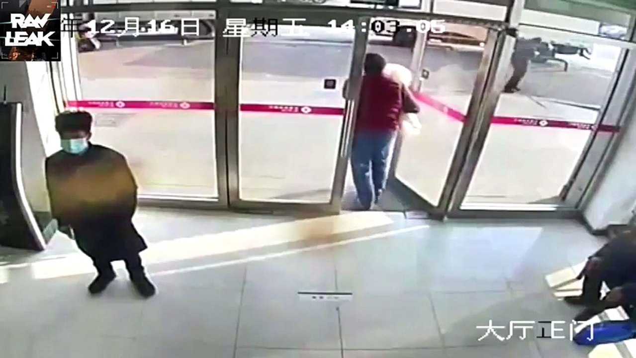 Вышел из банка