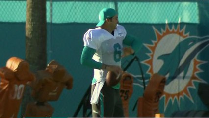 First look at Jay Cutler in Dolphins training camp