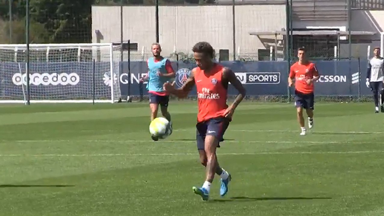 Les premiers buts de Neymar à l'entrainement du PSG