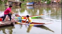 Asie : des barques équipées de moteur de jet ski