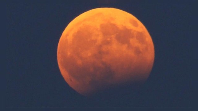 Eclipse de luna llena con tintes colorados