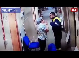 Momenti kur infermieri godet me shkelm ne bark gruan shtatezane (360video)