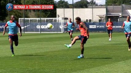 PSG mostra show de Neymar em treino, com direito a gol por cobertura