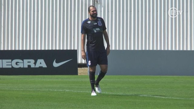 Danilo se destaca em treino do Corinthians com golaço no ângulo