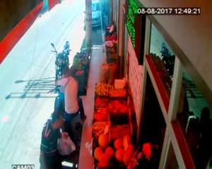 Oğlunu Korumaya Çalışırken Canından Oldu: O Anlar Kamerada