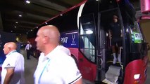 Cristiano Ronaldo manque de se casser la gueule en descendant du bus !