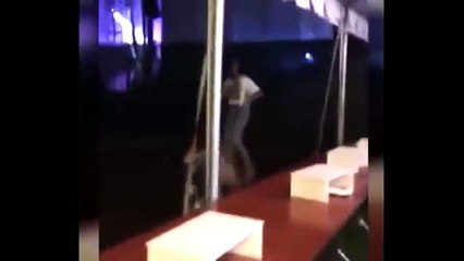 Hija mayor de Barack Obama aparece en un video arrastrandose por el suelo y avergonzando a su padre de esta forma...