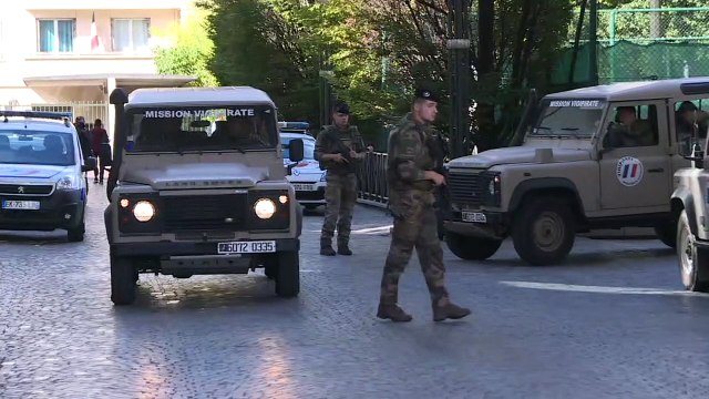 Militares são atropelados em Paris