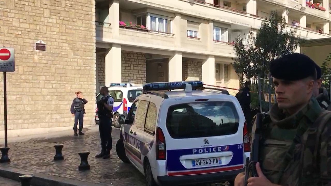 Un hombre atropella en París a militares franceses