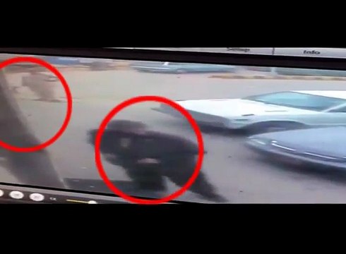 کراچی کے ایک نجی بینک میں دوران ڈکیتی ہونے والے قتل کی ویڈیو دیکھیں۔ ویڈیو: فیصل علی۔ کراچی