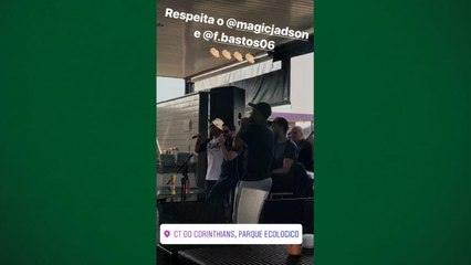 Dupla sertaneja? Jadson e Felipe Bastos soltam a voz no CT do Corinthians