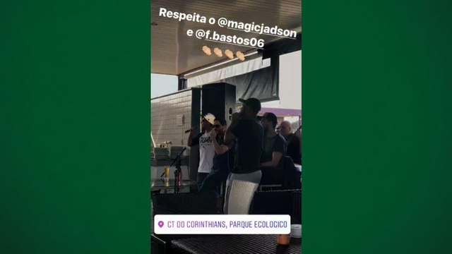 Dupla sertaneja? Jadson e Felipe Bastos soltam a voz no CT do Corinthians