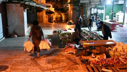 C'est la nuit à Jérusalem, l'heure où rôde la "dame aux chats"